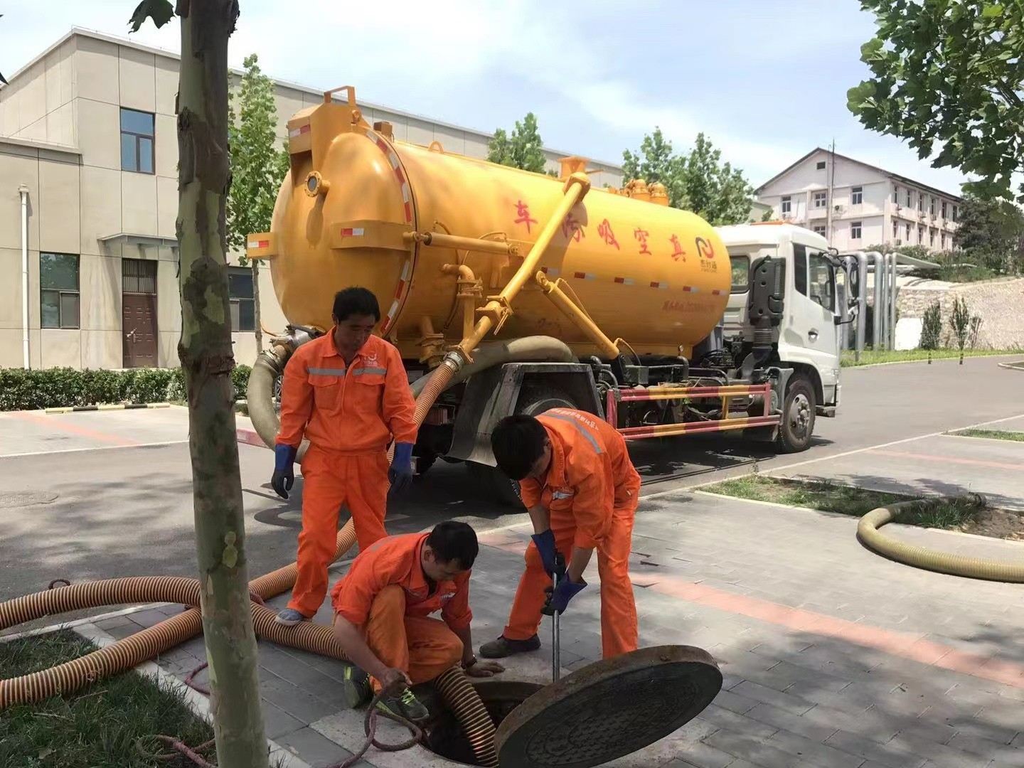 孝义管道疏通车停在窨井附近